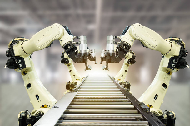 IOT industrie 4.0 technologie concept. Slimme fabriek trending automatisering robotarmen met deel op transportband in de bewerkingsregel. Autoproductie gebruiken voor precisie, herhaling, intens - Foto, afbeelding