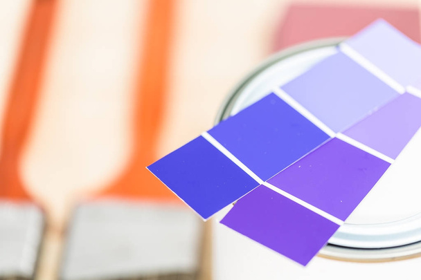 Próbki kolorów farby z próbki fioletowy lakier i metalu można z farbą. - Zdjęcie, obraz