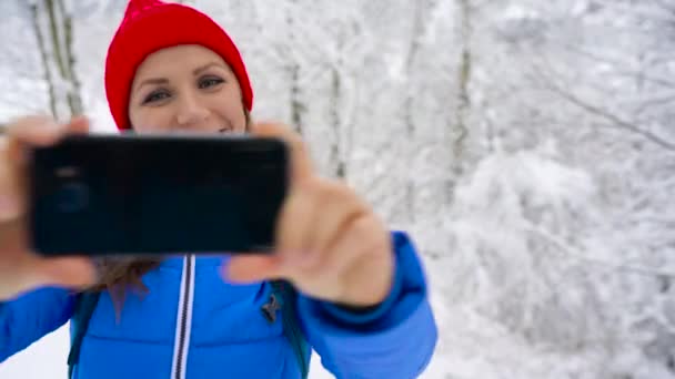 Jeune femme utilise un smartphone pour faire des photos selfie sur le fond d'une belle vue dans les montagnes, Carpates
 - Séquence, vidéo