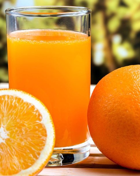 Zumo de naranja exprimido representa fruta tropical y natural
  - Foto, imagen
