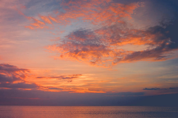 Belle vue sur le paysage marin en hiver saisonnier avec la lumière du coucher du soleil et le ciel crépusculaire à Chao Lao Beach, province de Chanthaburi, Thaïlande
. - Photo, image