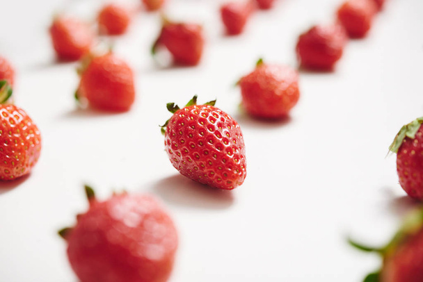 Φρέσκες φράουλες σε λευκή επιφάνεια, επιλεκτική εστίαση - Φωτογραφία, εικόνα