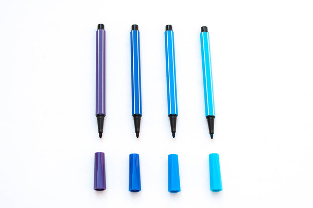 Kleurrijke magic pennen met dop geïsoleerd op een witte achtergrond. (Selectieve aandacht) - Foto, afbeelding