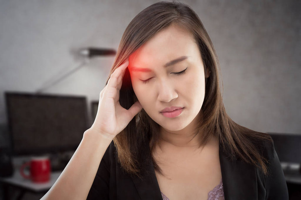 Εργασίας γυναίκα έχει πονοκέφαλο ενάντια σε γκρι φόντο. - Φωτογραφία, εικόνα