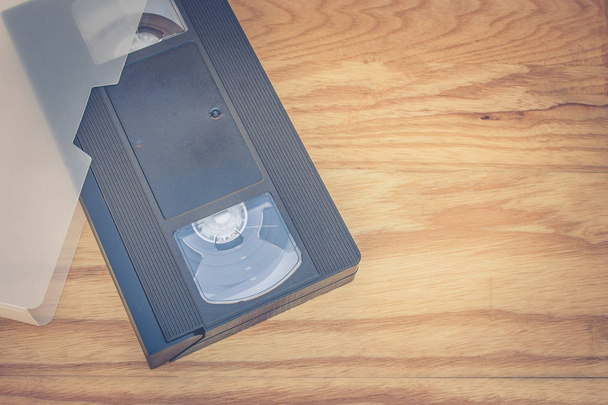 Oude Vhs Video tape cassette houten tafel zetten. (Selectieve aandacht) - Foto, afbeelding