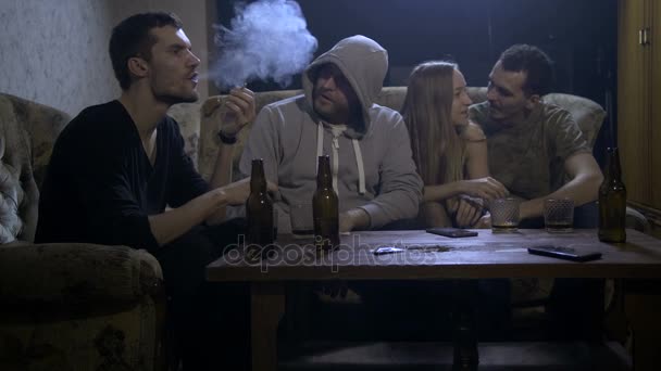 Gruppe Süchtiger reicht Marihuana-Zigarette - Filmmaterial, Video