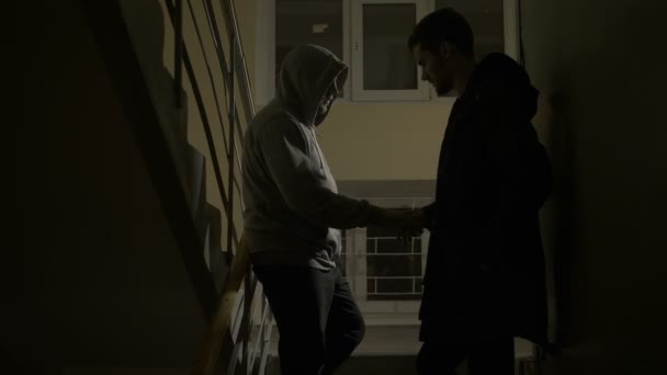 Наркоторговец продает наркотики наркоману на лестнице
 - Кадры, видео
