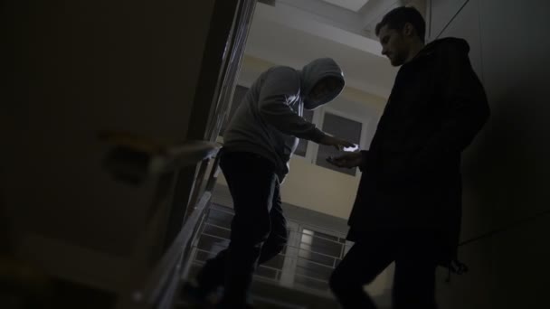 Uyuşturucu bağımlısı uyuşturucu satıcısı merdiven üzerinde gelen alırken - Video, Çekim