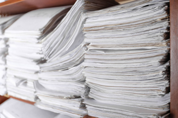 Montones de documentos antiguos en papel en archivo, primer plano
 - Foto, imagen