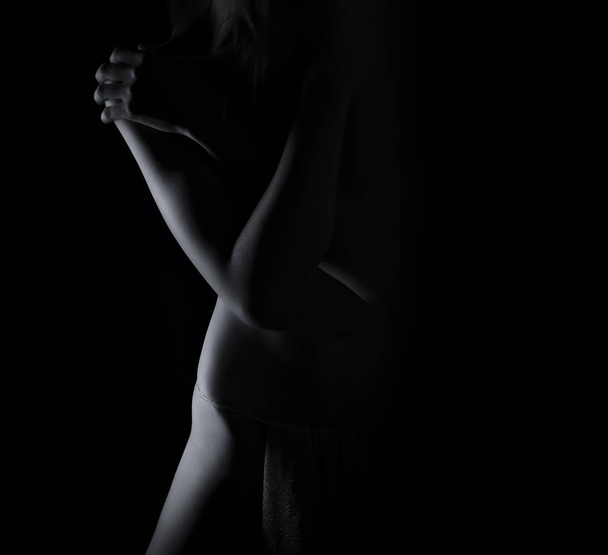女性が黒い影のポーズ - 写真・画像