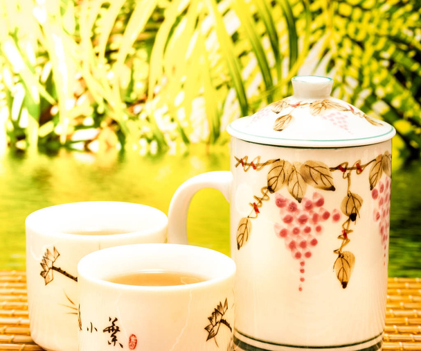 Открытый зеленый чай означает наружный перерыв и освежающий
  - Фото, изображение