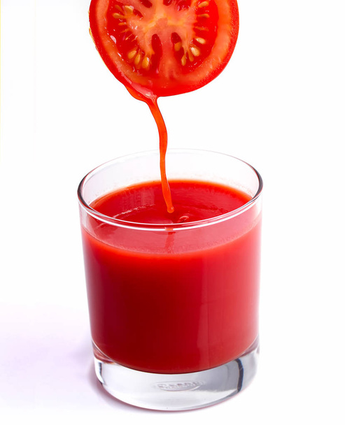 Le jus de tomate de légumes indique des rafraîchissements et des rafraîchissements soif
  - Photo, image