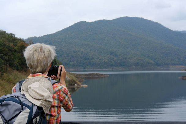 matkustaja mies reppu matkustaa vuori & järvi. turisti ba
 - Valokuva, kuva