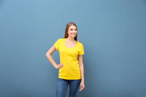 junge Frau in gelbem T-Shirt auf farbigem Hintergrund. Design-Attrappe - Foto, Bild