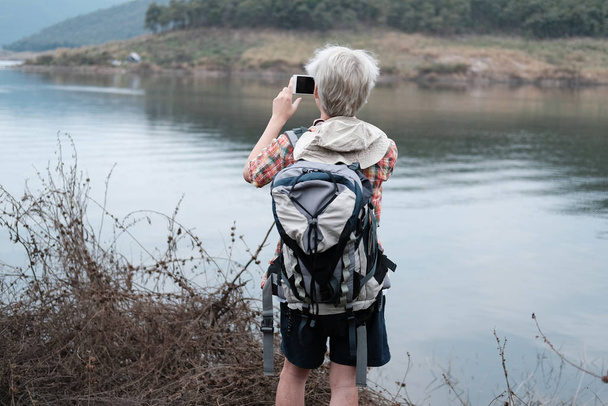 voyageur randonneur homme avec sac à dos randonnée près du lac. soutien touristique
 - Photo, image