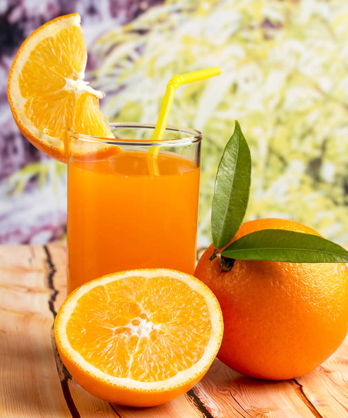 Αντιπροσωπεύει υγιεινό χυμό πορτοκαλιού, τροπικά φρούτα και τρόφιμα  - Φωτογραφία, εικόνα