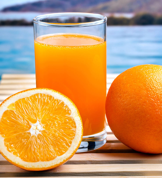 Φρέσκο χυμό πορτοκάλι αναπαριστά τροπικά φρούτα και βιολογικά  - Φωτογραφία, εικόνα