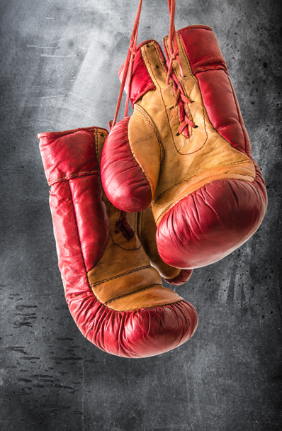 Боксерские перчатки на тёмном фоне
 - Фото, изображение