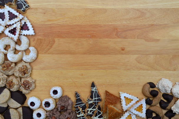 bordure de biscuits de Noël faits maison sur un panneau de pain
 - Photo, image