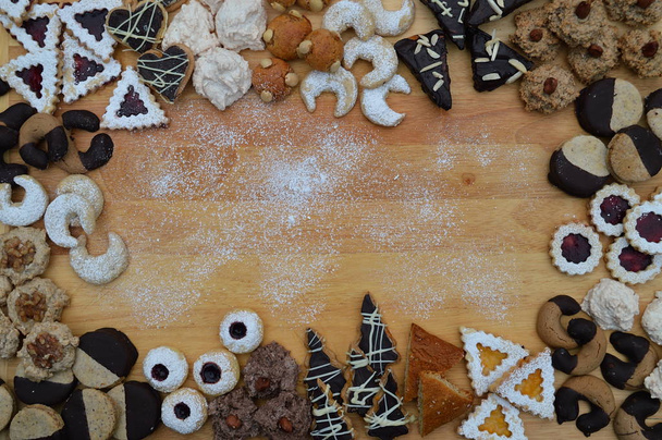 rám domácí vánoční cukroví na desce chleba - Fotografie, Obrázek
