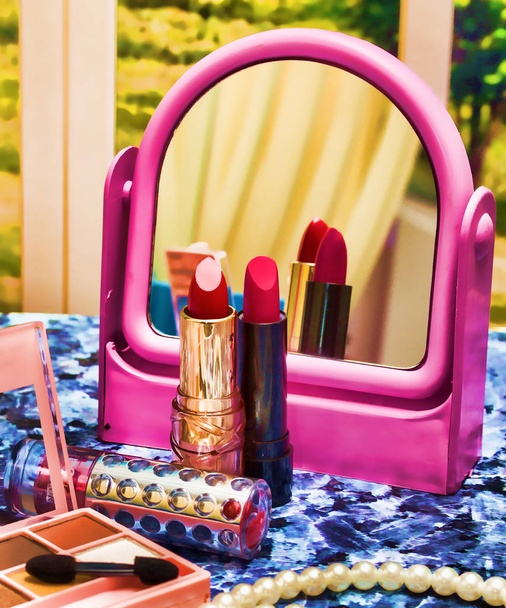 roter Lippenstift Make-up zeigt Schönheitsprodukte und Kosmetik  - Foto, Bild