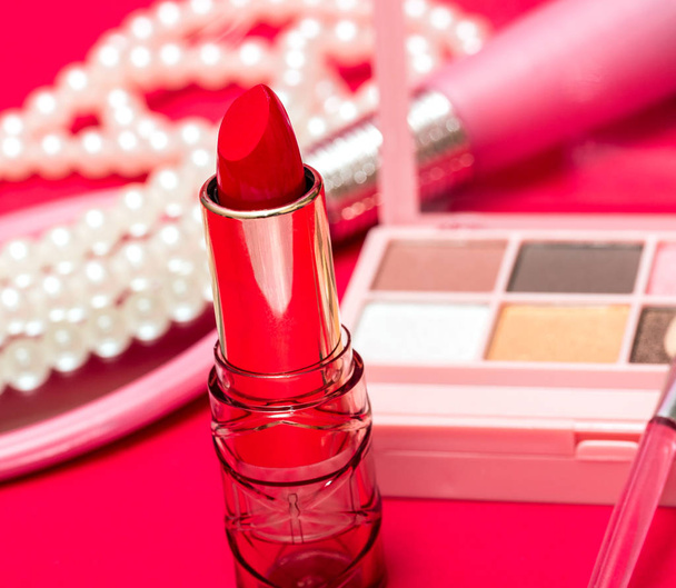 Lippenstift-Make-up bedeutet Schönheitsprodukte und Kosmetik  - Foto, Bild