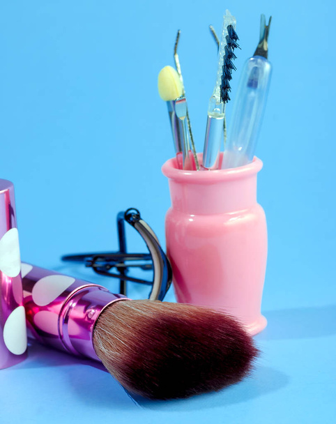 Cepillo maquillaje Fundación Representa rizadores de pestañas y cepillos
  - Foto, imagen