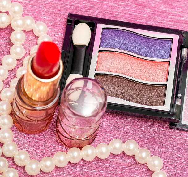 Make-up cosmetica geeft aan Lip stokken en schoonheid  - Foto, afbeelding
