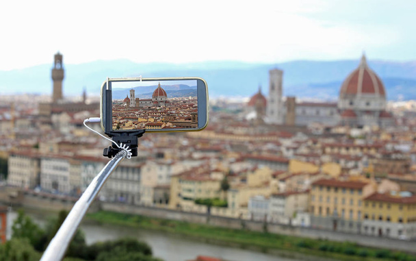 Беручи фотографії з смарт-телефонів і selfie палицею у Флоренції в я - Фото, зображення