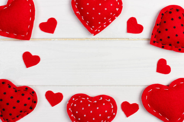 Dia dos Namorados fundo com corações têxteis estampados em fundo de madeira
 - Foto, Imagem
