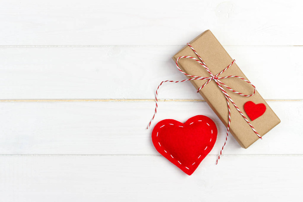 Подарункова коробка з тканинними серцями на чорному дерев'яному столі
 - Фото, зображення