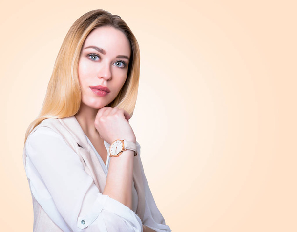 Beautiful young woman with wrist watch - Foto, afbeelding
