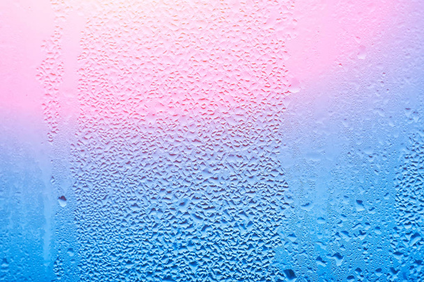 Мокрое окно с конденсатом на стекле. Естественный фон с высокой влажностью
 - Фото, изображение