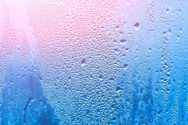 Окно с конденсатом или паром после сильного дождя, большая текстура или фон с бликами света
 - Фото, изображение