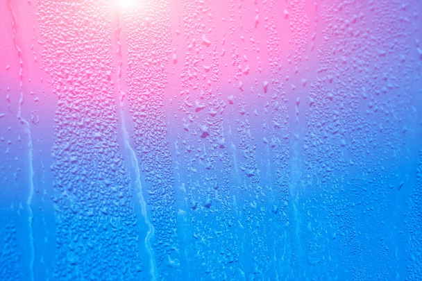 Fenêtre humide avec condensation sur le verre. Fond naturel avec une humidité élevée
 - Photo, image