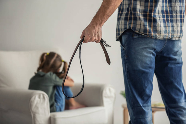 Man threatening his daughter at home - Foto, Bild