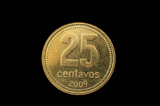Super makro obraz moneta złota argentyńskich centavo dwadzieścia pięć, na białym na czarnym tle - Zdjęcie, obraz