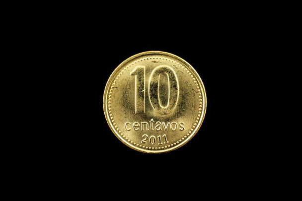 黒い背景に分離された金アルゼンチン 10 センターボ硬貨のスーパー マクロ画像 - 写真・画像