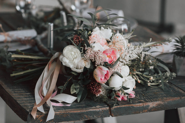 Квіткова композиція з білими і рожевими трояндами та іншими квітами на сільському столі. Художня робота
. - Фото, зображення