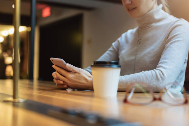 Ženské blogger čtení nových zpráv na smartphone během přestávky na kávu - Fotografie, Obrázek