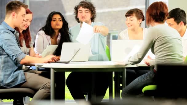 Conocimientos de aprendizaje online de compañeros de clase en la universidad
 - Imágenes, Vídeo