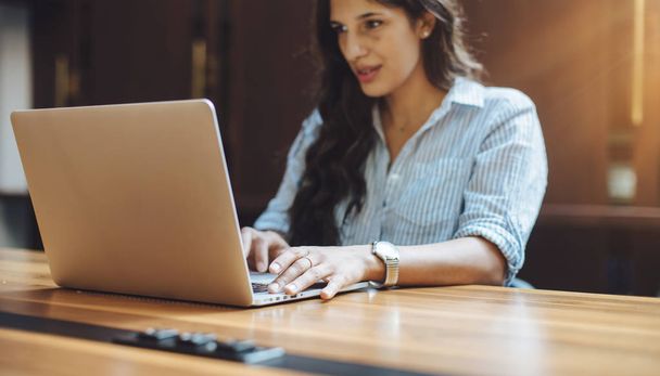 Rajattu kuva ammatillinen liiketoiminnan nainen työskentelee hänen toimistossaan kannettavan tietokoneen kautta
 - Valokuva, kuva
