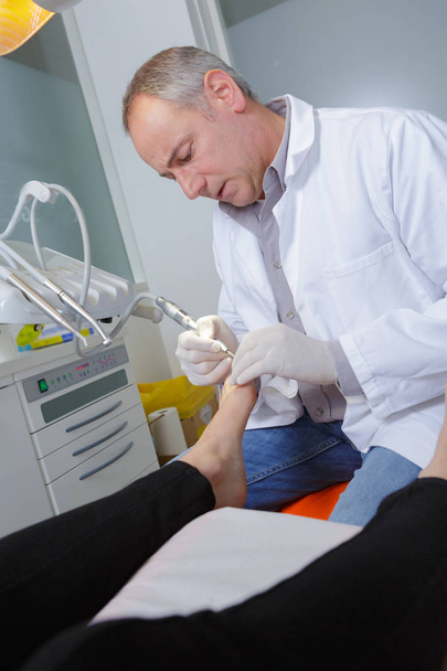 doctor treating feet and doctor - Fotoğraf, Görsel