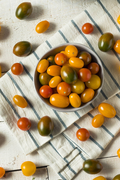 Organic Heirloom Cherry Tomatoes - Valokuva, kuva