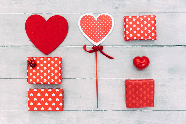 Valentijnsdag samenstelling. Rode harten, doos van de gift, op houten achtergrond. Liefde of romantische concept. Plat lag, top uitzicht, kopie ruimte - Foto, afbeelding