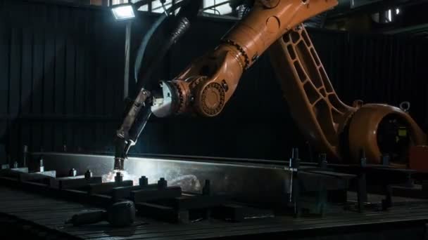 Timelapse van lassen robotarm smelten metal proces op workshop. Hoge precisie moderne Tools in zware industrie. Automatische werk. Technologie en industriële Concept. Schot in 5k Raw - Video