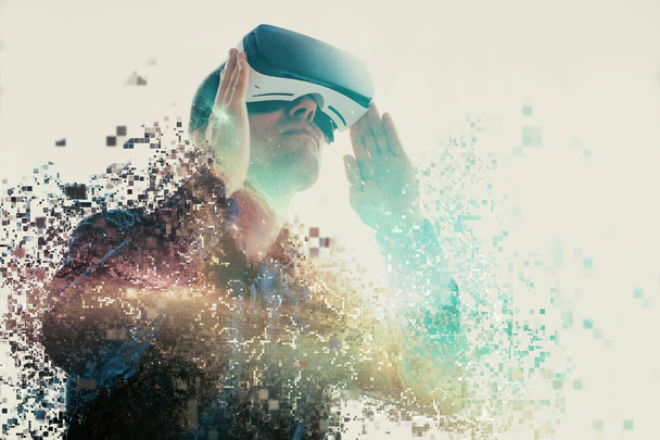 Una persona con occhiali virtuali vola verso i pixel. L'uomo con gli occhiali della realtà virtuale. Concetto tecnologico futuro. Moderna tecnologia di imaging. Frammentato da pixel
. - Foto, immagini