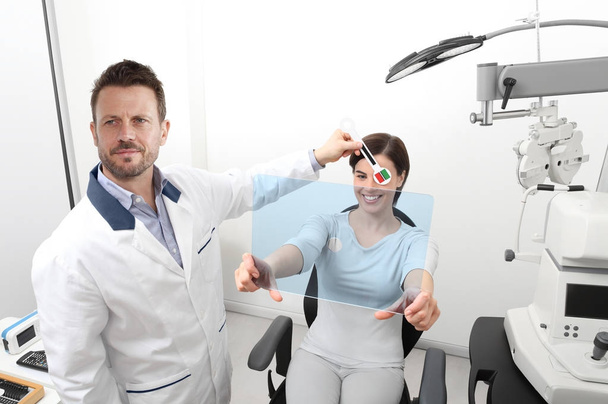 Augenoptikerin untersucht Sehkraft, Patientin zeigt auf den Kopf - Foto, Bild