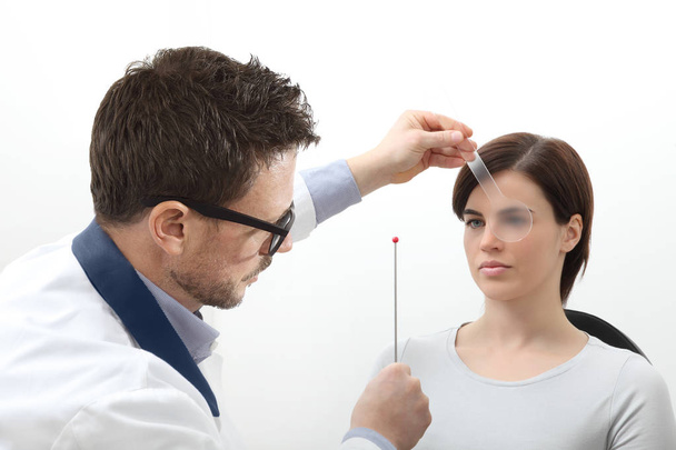 optometrista examinando la vista, paciente mujer apuntando a la sp
 - Foto, imagen