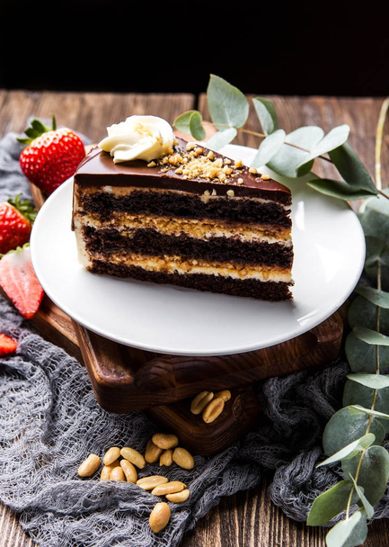 Pedazo de pastel de chocolate con nueces
 - Foto, Imagen